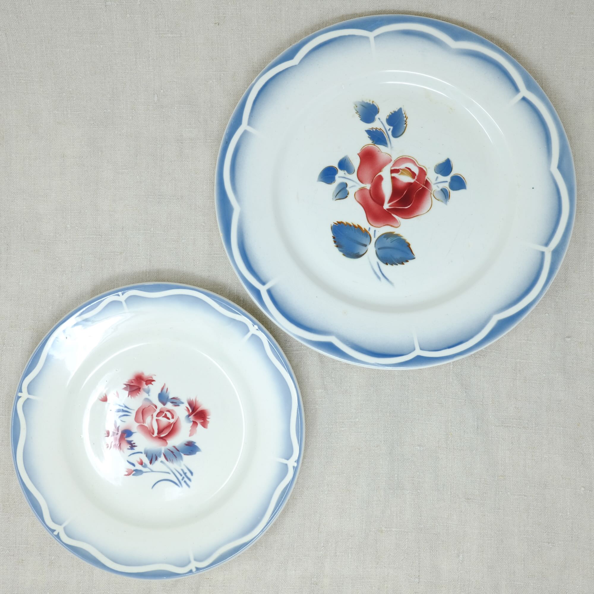 Red rose blue-framed plate