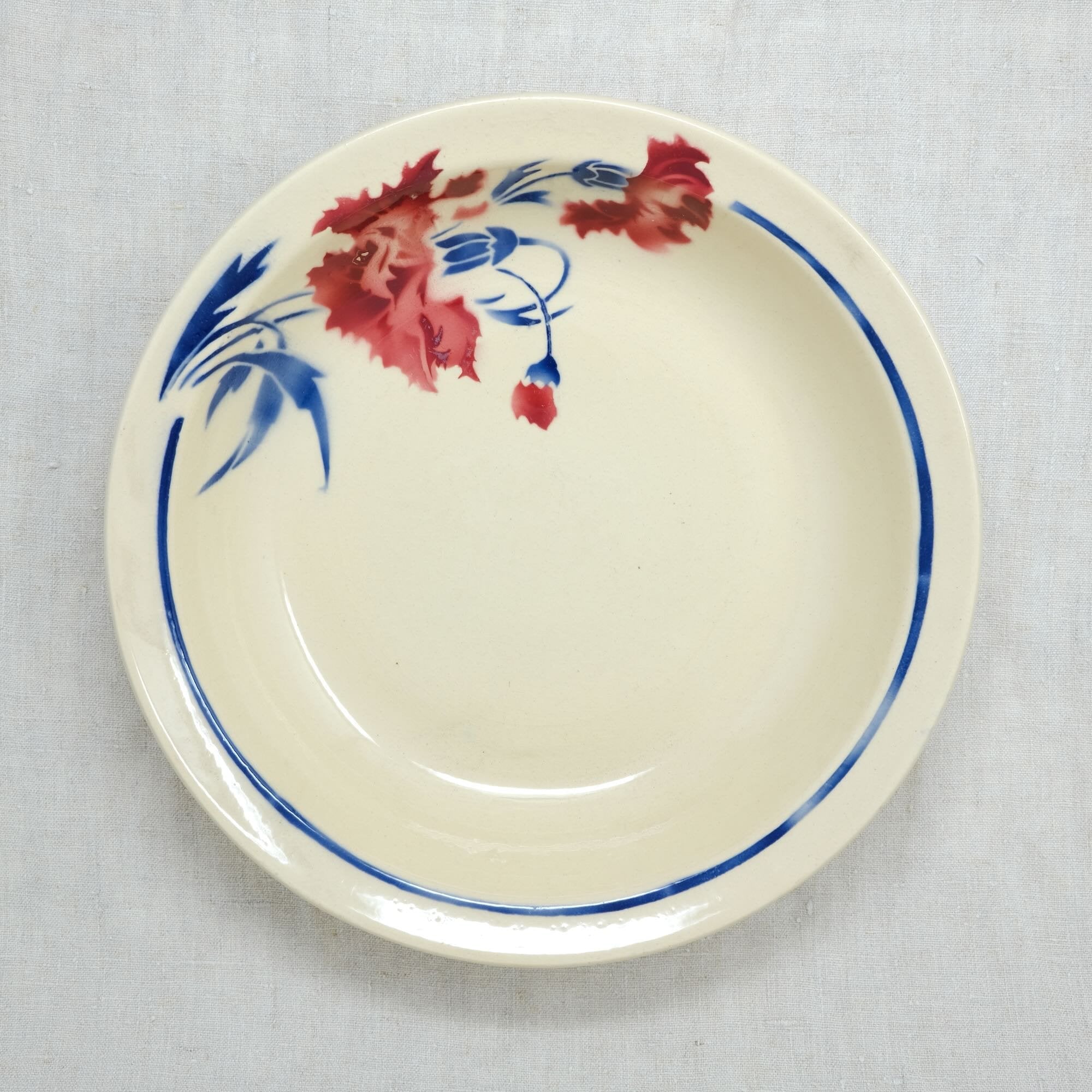 Blue circled red flower salad bowl